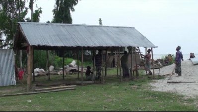 ঘরবাড়ি সরিয়ে নিচ্ছেন দুর্গতরা
