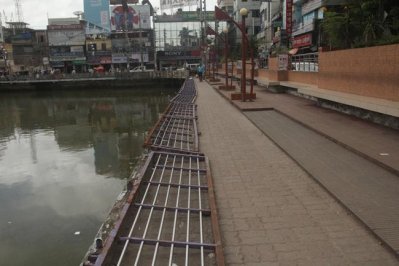 পুকুরের চারপাশে রয়েছে ওয়াকওয়ে