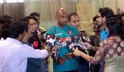 সাংবাদিকদের প্রশ্নের জবাব দিচ্ছেন মারিও ভিল্লাভারায়েন 