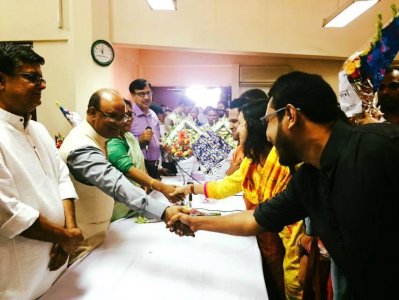 জাবি&rsquo;র নতুন উপ-উপাচার্য (শিক্ষা) ও কোষাধ্যক্ষকে স্বাগত জানানো হচ্ছে (ছবি- জাবি প্রতিনিধি)