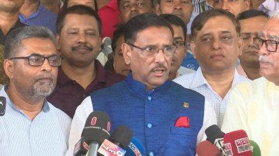 খুলনায় সড়ক ও জনপথ বিভাগের কর্মকর্তাদের সঙ্গে সভা শেষে সাংবাদিকদের প্রশ্নের উত্তর দিচ্ছেন সেতুমন্ত্রী (ছবি- খুলনা প্রতিনিধি)