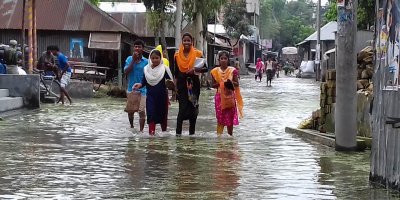 সিরাজগঞ্জে পানিবন্দি মানুষ (ছবি- সিরাজগঞ্জ প্রতিনিধি)