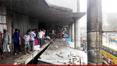 গুলিস্তান ট্রেড সেন্টারের অবৈধ স্থাপনা উচ্ছেদ চলছে