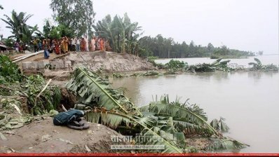 মাছুয়াকান্দি এলাকার ৩নং ক্রসবার বাঁধের প্রায় ১শ&rsquo; মিটার সলিড ও মাটির অংশ আকস্মিক ধসে যমুনায় বিলীন হয় (ছবি-সিরাজগঞ্জ প্রতিনিধি)