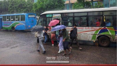 বৃষ্টি মাথায় নিয়ে রাস্তায় কর্মজীবী, স্কুল শিক্ষার্থীরা