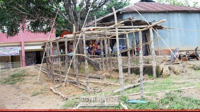 টংঘর বানিয়ে আপাতত মাথাগোঁজার ঠাঁই করছেন পাহাড়িরা