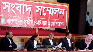 সংবাদ সম্মেলনে বক্তব্য রাখছেন সমিতির সভাপতি অ্যাডভোকেট জয়নুল আবেদীন