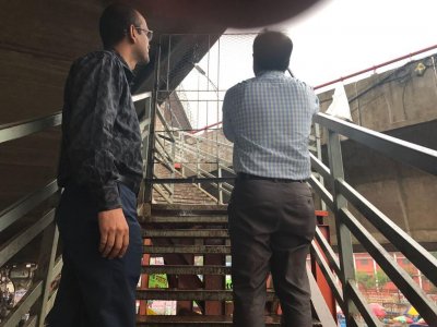 মেয়র হানিফ ফ্লাইওভারে ওঠার সিঁড়ি বন্ধের কাজ তদারকি করছেন ডিএসসিসি কর্মকর্তারা
