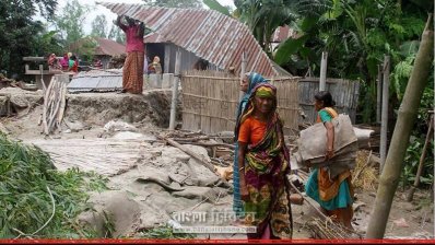 বসতবাড়ি সরিয়ে নিচ্ছে একটি পরিবার (ছবি-সিরাজগঞ্জ প্রতিনিধি)