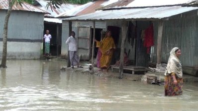 ঘরের সামনে হাঁটু পানি