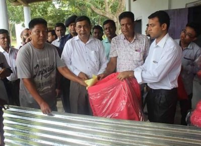 ক্ষতিগ্রস্ত ক্ষুদ্র-নৃগোষ্ঠী পরিবারগুলো ত্রাণ বিতরণ করছেন জেলা প্রশাসক (ছবি- রাঙ্গামাটি প্রতিনিধি)