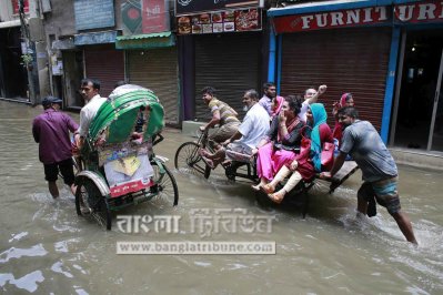 পানি জমে থাকা নাজিমউদ্দিন রোড ভ্যানে পারাপার