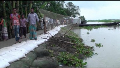 গাইবান্ধায় বন্যা পরিস্থিতির অবনতি, চরম দুর্ভোগে পানিবন্দি লোকজন