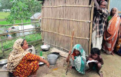 সারিয়াকান্দির চন্দনবাইশা ইউনিয়নের ঘুঘুমারি বন্যা নিয়ন্ত্রণ বাঁধে পরিবারের সঙ্গে আশ্রয় নিয়েছেন মিছি বেওয়া (৯৫) ( ছবি - বগুড়া প্রতিনিধি) 