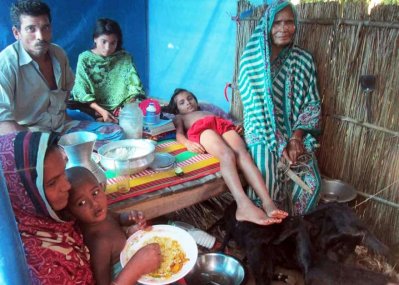 সারিয়াকান্দির কুতুবপুর ইউনিয়নে পরিত্যাক্ত বাধে গবাদী পশু আশ্রয় নেওয়া একটি পরিবারের ( ছবি- বগুড়া প্রতিনিধি)