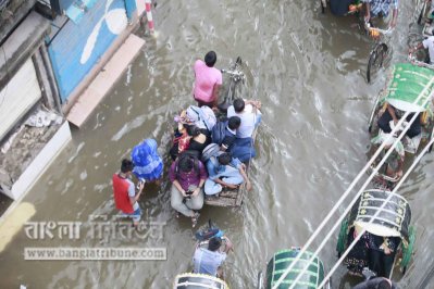 পানি জমে থাকা নাজিমউদ্দিন রোড ভ্যানে পারাপার
