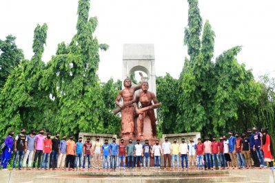 রাবিতে সাংবাদিক মারধর: মুখে কালো কাপড় বেঁধে প্রতিবাদ