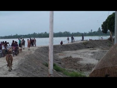গাইবান্ধায় বন্যার কারণে বাঁধে আশ্রয় নেওয়া মানুষ (ছবি- গাইবন্ধা প্রতিনিধি) 