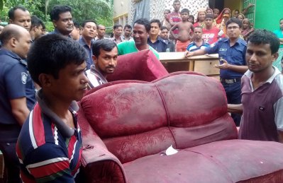 সাংবাদিক শিমুল হত্যা মামলার পলাতক আসামিদের মালামাল ক্রোক অভিযানে পুলিশ। ছবি-প্রতিনিধি
