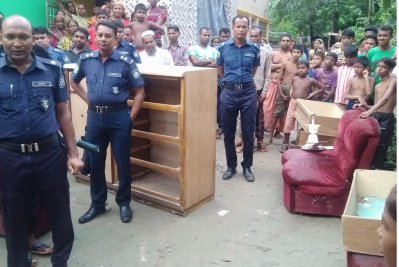 সাংবাদিক শিমুল হত্যা মামলার পলাতক আসামিদের মালামাল ক্রোক অভিযানে পুলিশ। ছবি-প্রতিনিধি