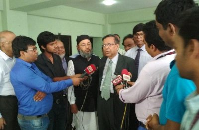 সাংবাদিকদের সঙ্গে কথা বলছেন আইনমন্ত্রী
