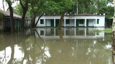 গাইবান্ধায় বন্যার কারণে বন্ধ সরকারি প্রাথমিক বিদ্যালয় (ছবি- গাইবন্ধা প্রতিনিধি) 
