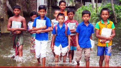 বন্যার কারণে বন্ধ হয়ে গেছে বগুড়ার অনেক স্কুল, শিক্ষার্থীদের স্কুলে যেতে হচ্ছে পানি পেরিয়ে