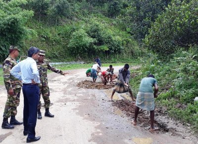বান্দরবান রুমা সড়ক পরিদর্শনকালে জেলা প্রশাসক ( ছবি বান্দরবান প্রতিনিধি)