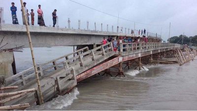 বাড়ছে পদ্মার পানি, তীব্র স্রোতে ভেঙে গেছে নর্থচ্যানেল ইউনিয়নের গোলডাংগী সেতু