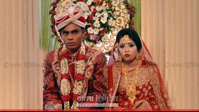 বিয়ের মঞ্চে বর মো. জাকারিয়া আলম ও কনে হাবিবা আক্তার