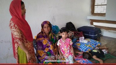 আশ্রয়কেন্দ্রে সুফিয়া বেগম, রিনা আক্তার ও দুই শিশু 