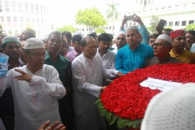 শ্রদ্ধা জানাচ্ছেন প্রধান বিচারপতি এসকে সিনহা