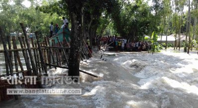 পানির তোড়ে ভেঙে যায় শহর রক্ষা বাঁধ