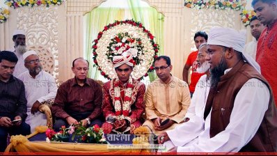বিয়ের আনুষ্ঠানিকতা সম্পন্ন হওয়ার সময় বর মো. জাকারিয়া আলম ও অতিথিরা