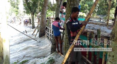 স্বেচ্ছাশ্রমে কাজ করছেন স্থানীয়রা