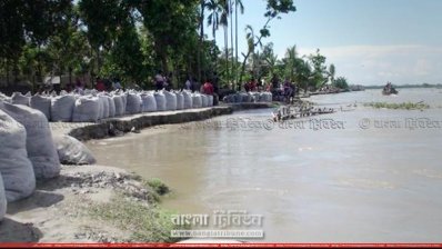 বাঁধে ভাঙন ঠেকাতে ফেলা হয়েছে বস্তা