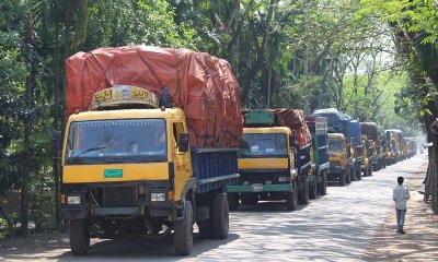 পারের অপেক্ষায় আটকে থাকা যান (ছবি- প্রতিনিধি)