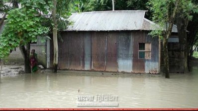 বন্যার পানিতে নিমজ্জিত একটি বাড়ি