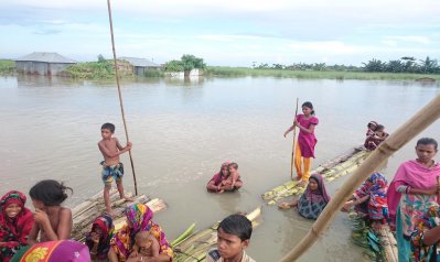 কুড়িগ্রামে ত্রাণের আশায় বানভাসী মানুষ ( ছবি-কুড়িগ্রাম প্রতিনিধি)