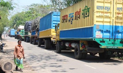 পারের অপেক্ষায় আটকে থাকা যান (ছবি- প্রতিনিধি)