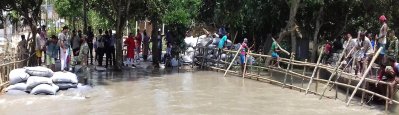 বাঁশের পাইলিং ও জিওব্যাগ বালির বস্তা দিয়ে বাঁধ রক্ষার চেষ্টা। ছবি-প্রতিনিধি