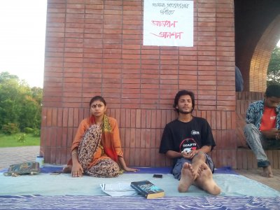 মামলা প্রত্যাহারের দাবিতে জাবির ২ শিক্ষার্থীর আমরণ অনশন