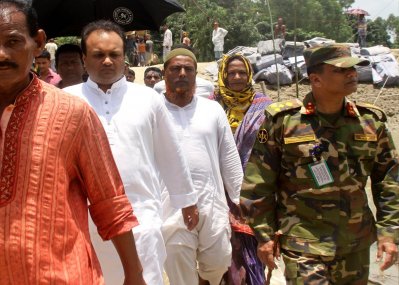 রিং বাঁধ পরিদর্শনে সাবেক এমপি তানভীর শাকিল জয় ও সেনাবাহিনীর ৯৮ বিগ্রেড কমান্ডার বিগ্রেডিয়ার জেনারেল আব্দুর রউফ। ছবি-প্রতিনিধি
