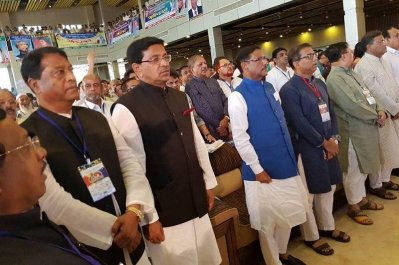 চট্টগ্রামে এক অনুষ্ঠানে ওবায়দুল কাদের ও মাহবুবুল আলম হানিফ (ছবি- প্রতিনিধি)