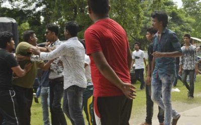  ছাত্রলীগের দুই গ্রুপের মধ্যে সংঘর্ষে (ছবি- রাজশাহী প্রতিনিধি)