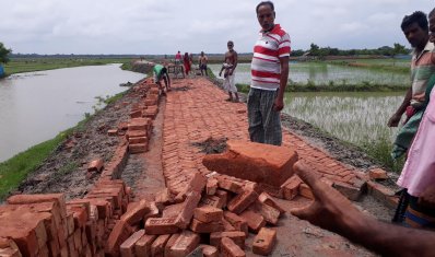 খুলনার ডুমুরিয়া উপজেলার গজেন্দ্রপুর গ্রামে নিম্নমানের ইট দিয়ে সড়ক নির্মাণের কাজ চলছে। ছবি-প্রতিনিধি