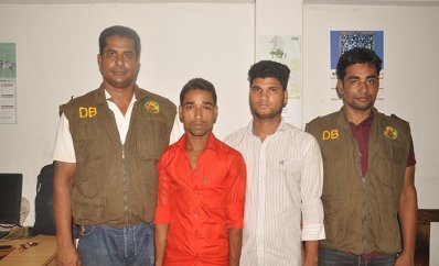 ড্রাইভারকে অজ্ঞান করে মাইক্রোবাস চুরি, গ্রেফতার ২