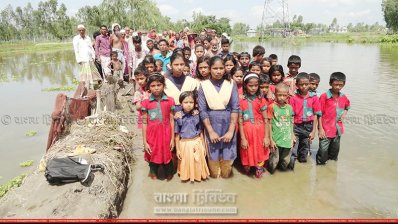 লালমনিরহাটে ক্ষুদে শিক্ষার্থীদের অভিনব প্রতিবাদ