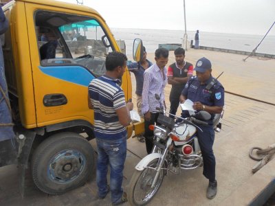 পারাপারের অপেক্ষায় থাকা ট্রাকের কাগজ পত্র পরিক্ষা করছে ট্রাফিক সার্জেন্ট ( ছবি-রাজবাড়ী প্রতিনিধি)
