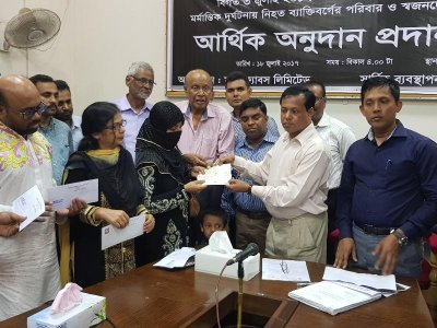 নিহতদের পরিবারকে ক্ষতিপূরণ দেওয়া হচ্ছে 